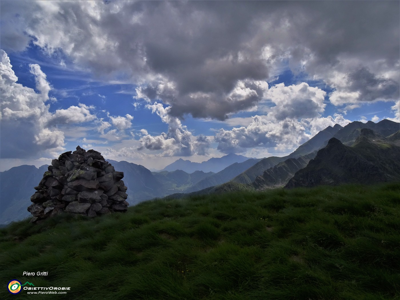 64 Dal Monte Avaro verso Tre Signori a dx e Grigne al centro.JPG